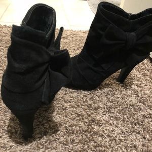 Gianni bini black suede booties with side bow